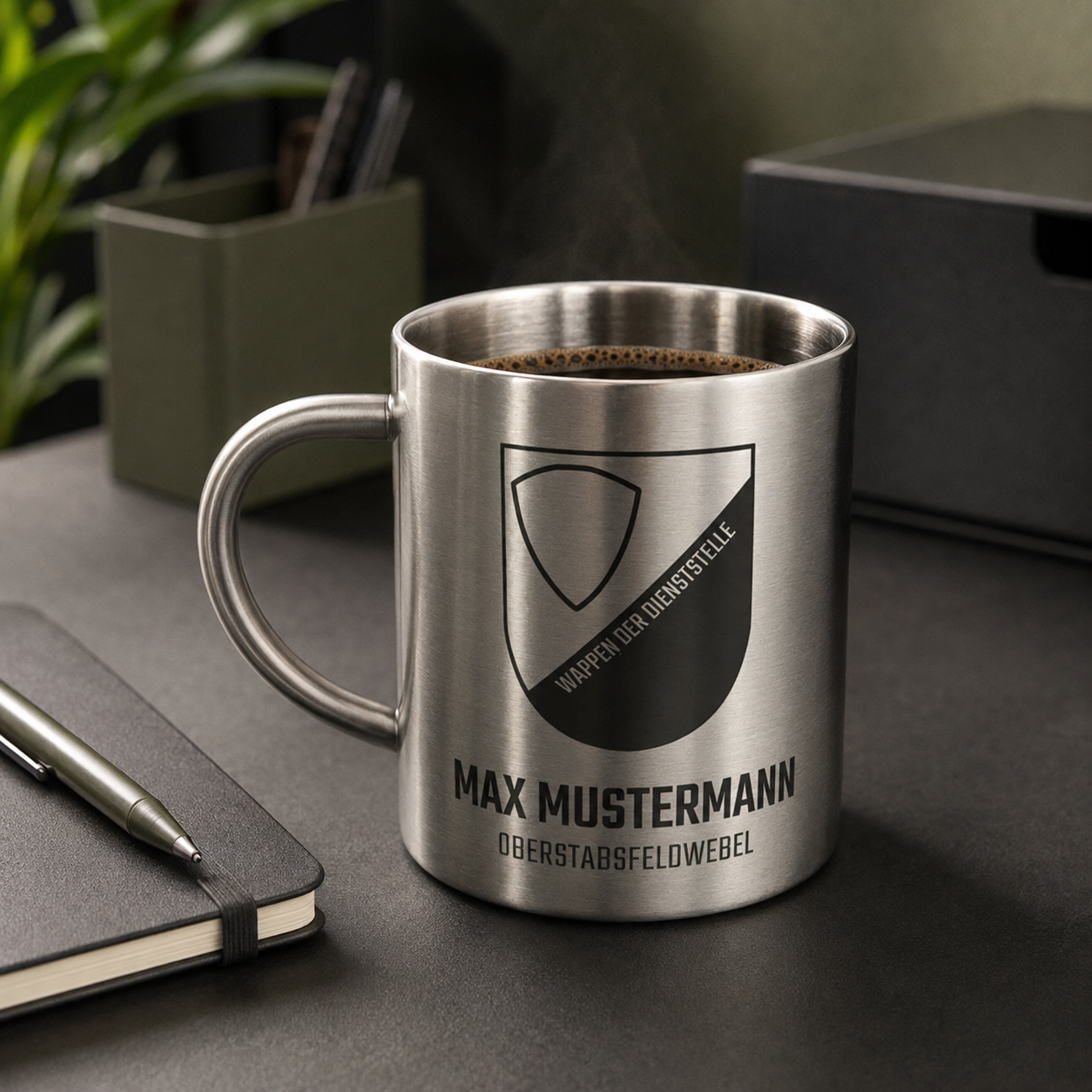 Personalisierte Edelstahltasse Signature Collection auf einem modernen Schreibtisch