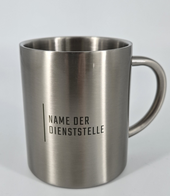 Rückseite der personalisierten Edelstahl-Tasse mit Name der Dienststelle