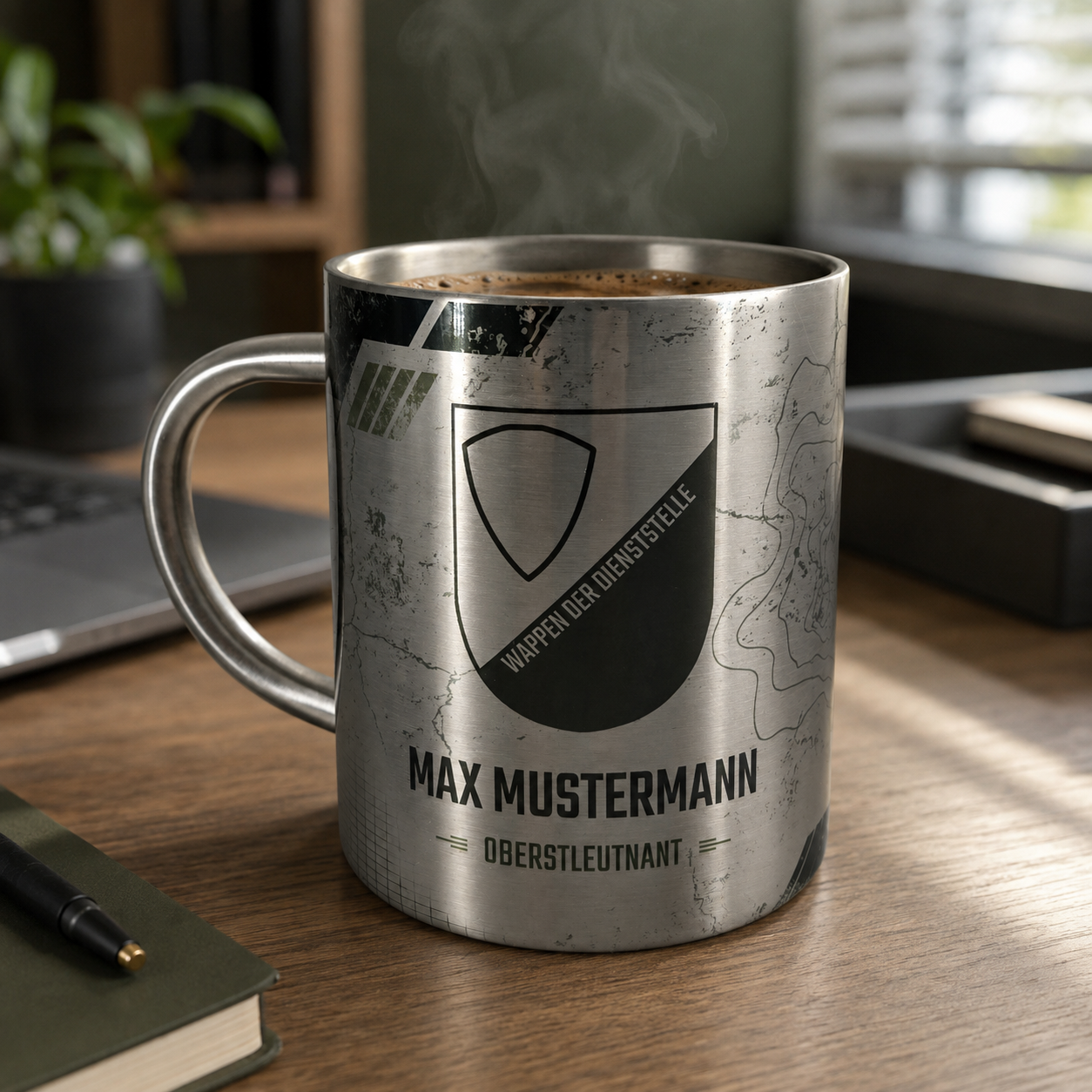 Personalisierte Bundeswehr-Edelstahltasse im Tactical-Grid-Design auf einem modernen Schreibtisch