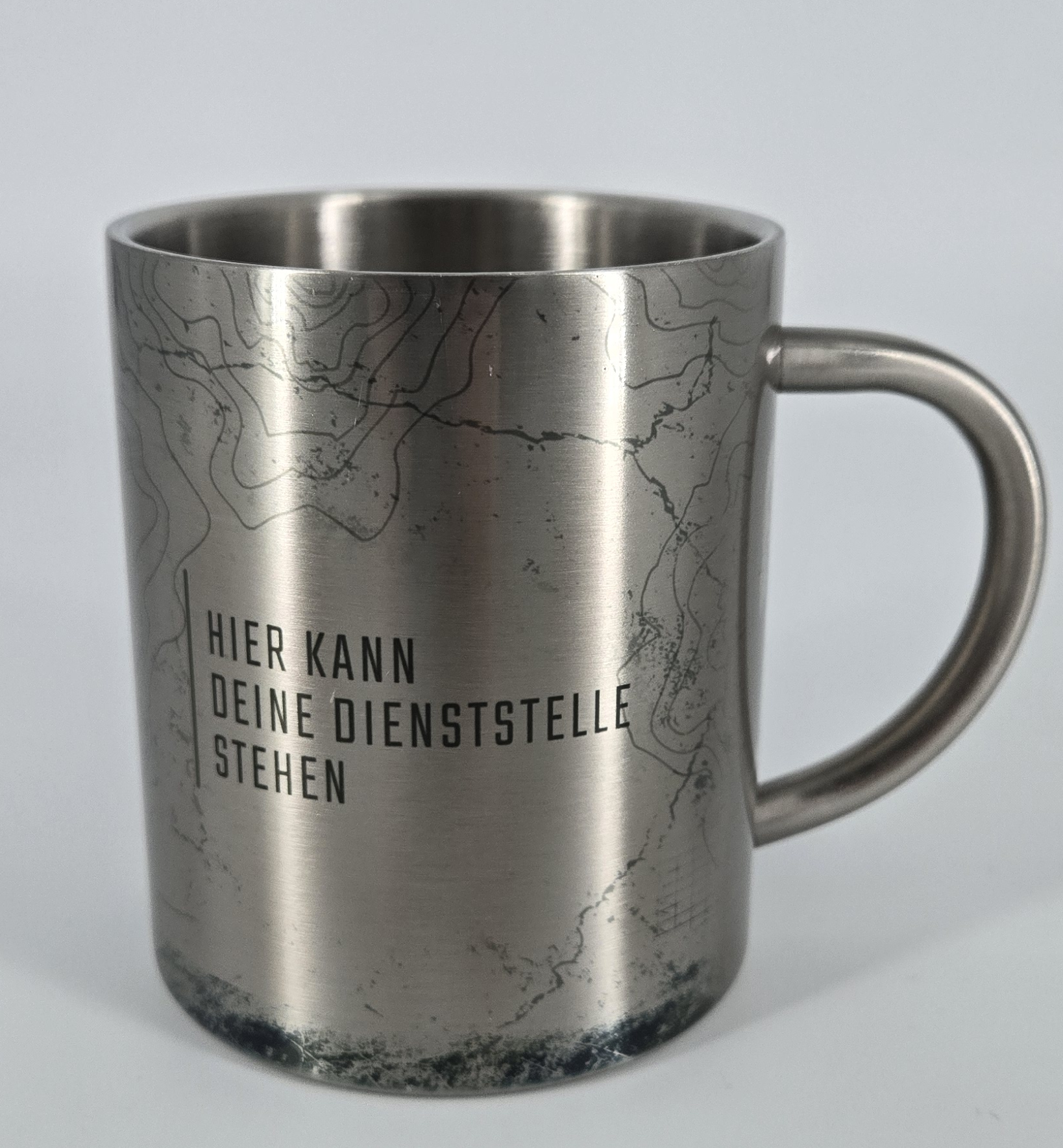 Rückseite der personalisierten Edelstahltasse mit Platz für die Dienststelle