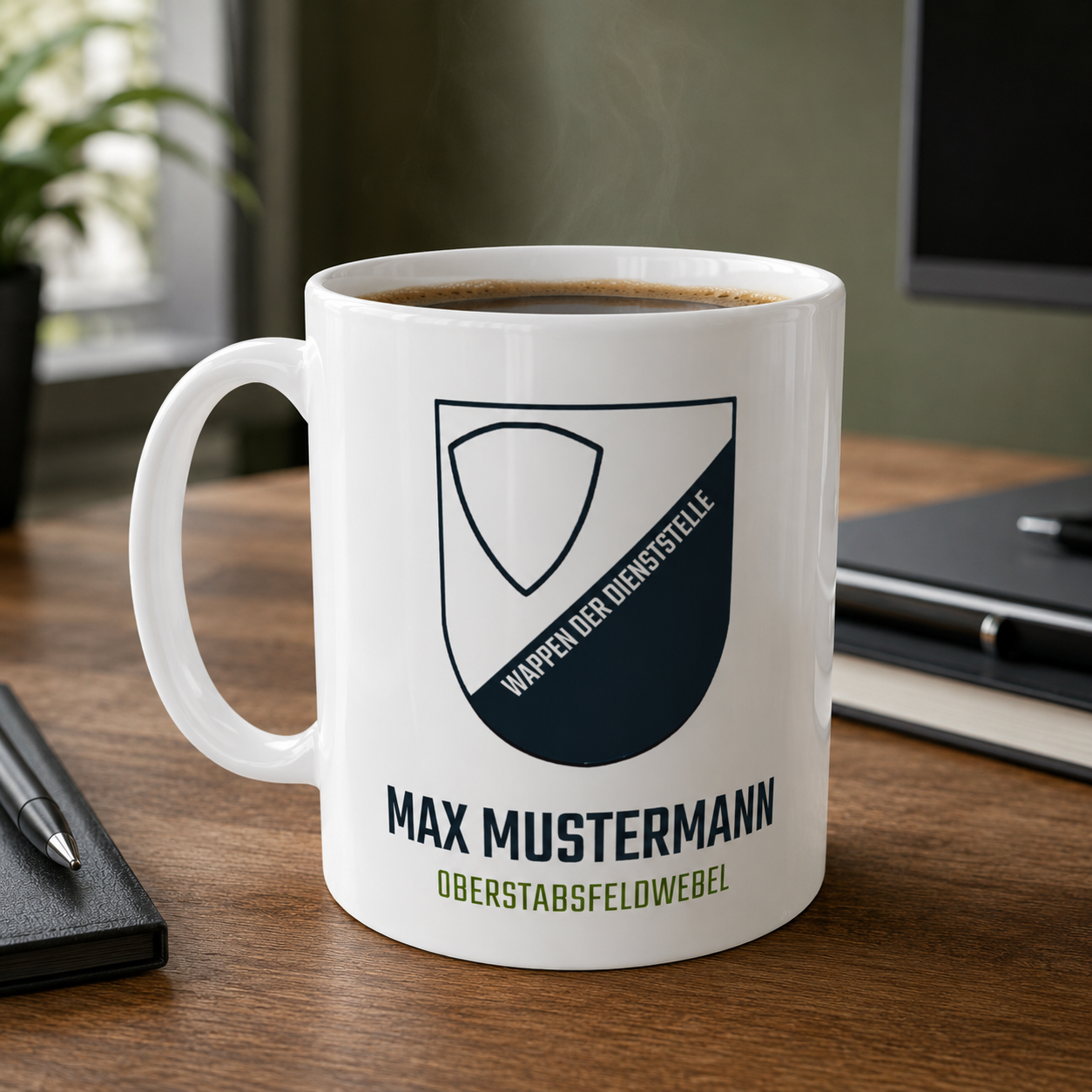 Personalisierte 11-oz-Keramiktasse Signature Collection auf einem modernen Schreibtisch