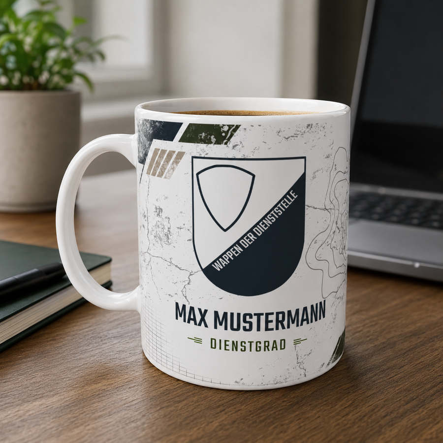 Personalisierte Bundeswehr-Keramiktasse im Tactical-Grid-Design auf einem modernen Schreibtisch
