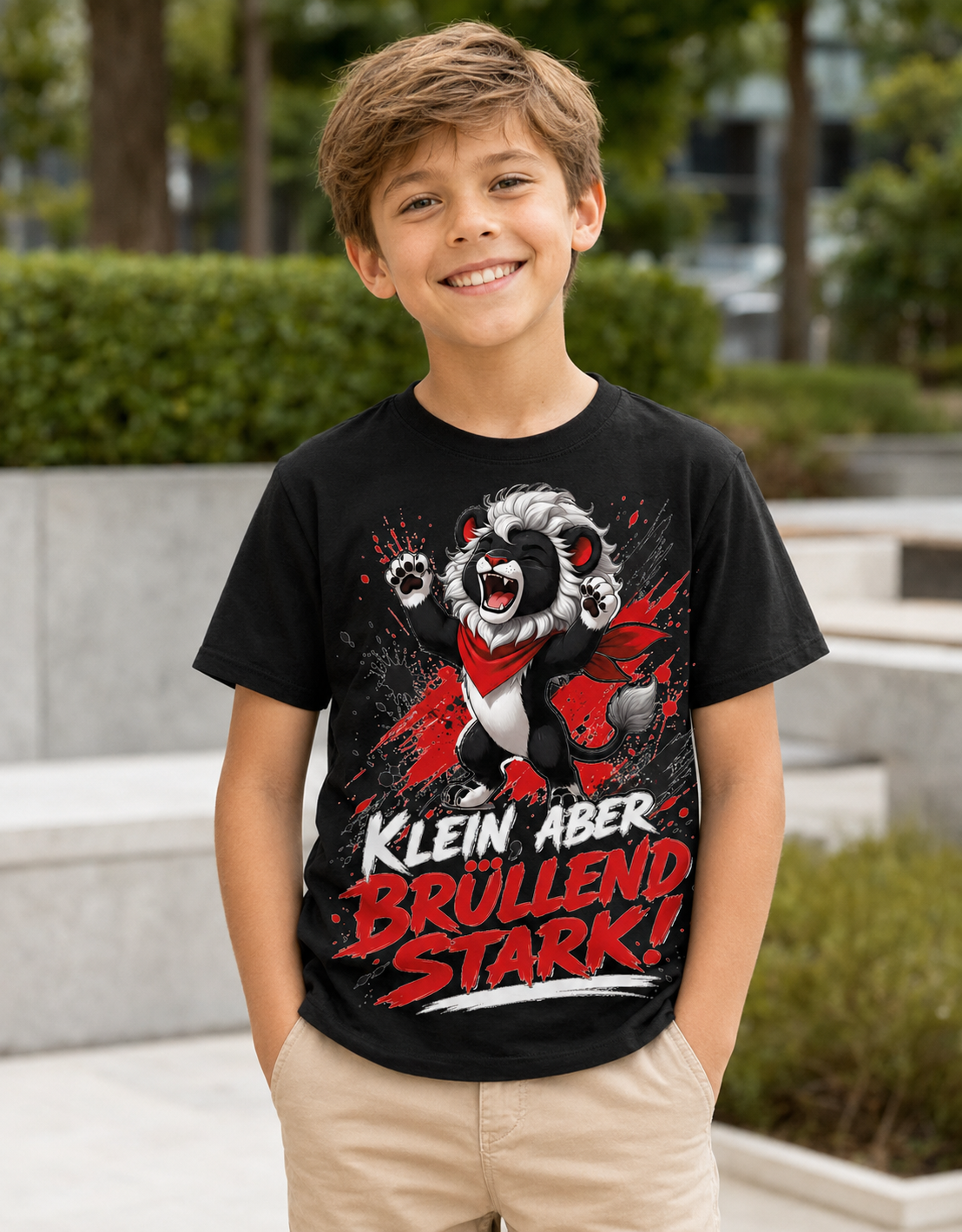 Kind trägt schwarzes Löwen Kinder-T-Shirt Klein, aber brüllend stark
