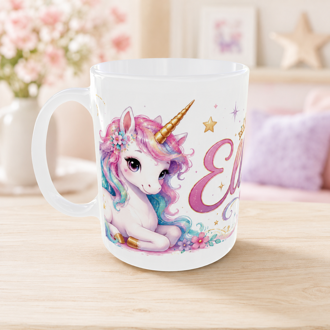 Personalisierte Einhorn-Keramiktasse mit Wunschname in einer hellen pastellfarbenen Szene